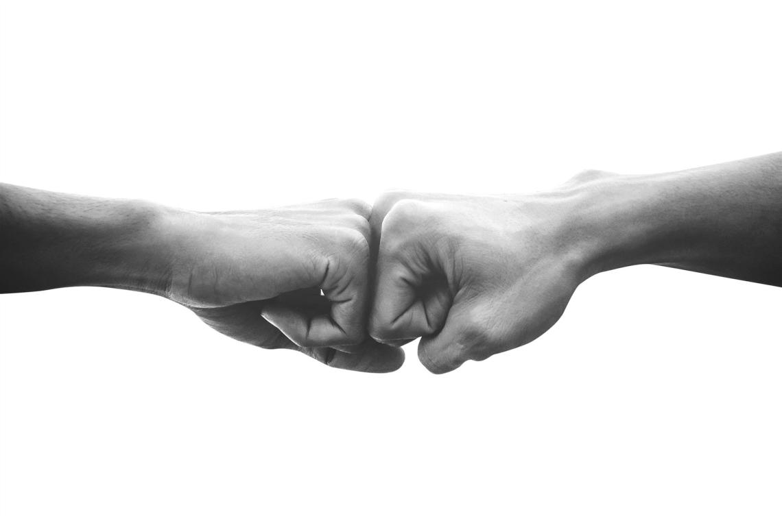 Handschlag von zwei Menschen: Symbolbild für Zusammenarbeit mit unserer Kreativagentur